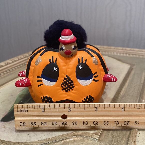 Vintage 1986 Hand Painted Jack-O’Lantern with Pom Pom Spider Friend in Sneakers - Picture 8 of 10